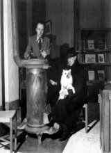 Paul Delvaux photographi&eacute; en compagnie de Ren&eacute; Magritte, 1944